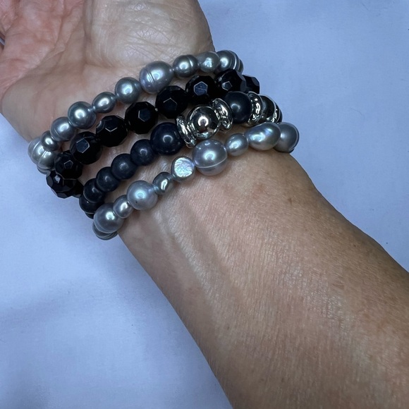 Stretchy set of Black, gray and silver tones. Arm Party with 4 bracelets - Picture 3 of 5
